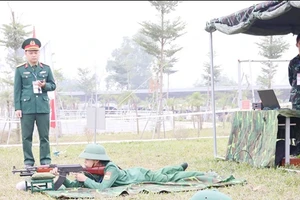 Các em học sinh tham gia môn Bắn súng tiểu liên AK tại hội thi.