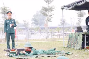 Các em học sinh tham gia môn Bắn súng tiểu liên AK tại hội thi.