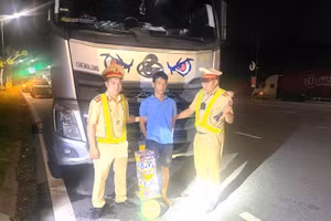 Phòng CSGT Công an tỉnh Phú Thọ bắt giữ đối tượng vận chuyển trái phép 8,2 kg pháo hoa nổ. (ảnh Công an tỉnh Phú Thọ cung cấp).