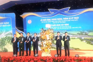 Ông Trương Quốc Huy, Bí thư Tỉnh ủy Phú Thọ (thứ 2 từ phải sang) tặng hoa cho chủ đầu tư và các nhà thầu chính.