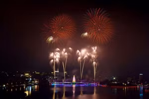 Tối 1/7, tại sân khấu hồ Công viên Văn Lang, UBND tỉnh Phú Thọ tổ chức Chương trình nghệ thuật “Phú Thọ - Khát vọng vươn mình trong kỷ nguyên mới” chào mừng chính quyền địa phương hai cấp của tỉnh Phú Thọ mới chính thức đi vào hoạt động và công bố sáp nhập đơn vị hành chính các cấp.