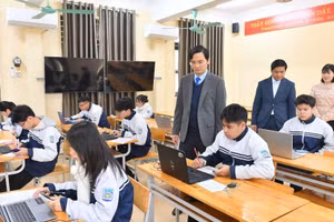 Lãnh đạo Sở GD&ĐT tỉnh Tuyên Quang kiểm tra công tác tổ chức thi thử trực tuyến môn Vật lý tại Trường THPT Chuyên Tuyên Quang (ảnh minh họa).