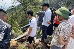 Lực lượng chức năng cùng người dân đưa các nạn nhân ra khỏi vực (ảnh người dân cung cấp).