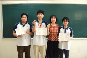 Em Ngô Hà Thủy (Thứ nhất từ trái sang) chụp cùng cô giáo Đặng Thị Hương Quỳnh.