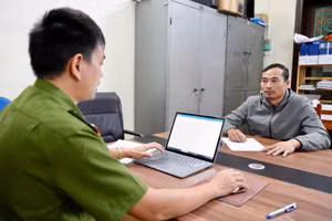 Đối tượng Đoàn Văn Đại (bên phải) tại cơ quan công an (ảnh: Công an tỉnh Phú Thọ).