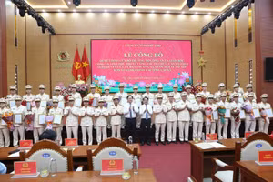 Ông Đặng Xuân Phong, Bí thư Tỉnh ủy Vĩnh Phúc; ông Trần Duy Đông, Chủ tịch UBND Vĩnh Phúc cùng lãnh đạo Công an tỉnh Phú Thọ chụp ảnh lưu niệm cùng các cán bộ là Trưởng phòng thuộc Công an tỉnh Phú Thọ mới.