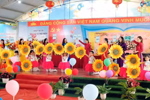 Tiết mục văn nghệ đặc sắc của cô và trò Trường Tiểu học Minh Phương tại buổi gặp mặt Kỷ niệm 42 năm Ngày Nhà giáo Việt Nam (20/11/1982 - 20/11/2024).