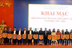 Lãnh đạo Sở GD&ĐT tỉnh Phú Thọ tặng cờ lưu niệm cho các trường có giáo viên tham gia Hội thi (ảnh Báo Phú Thọ).