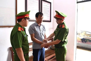 Cơ quan CSĐT Công an tỉnh Phú Thọ thi hành lệnh bắt người bị giữ trong trường hợp khẩn cấp đối với Văn Mạnh Thắng, Chủ tịch UBND xã Thạch Khoán (ảnh CAT Phú Thọ).