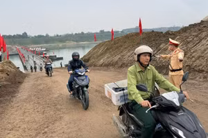 Lực lượng CSGT Công an tỉnh Phú Thọ phân luồng hướng dẫn các phương tiện lưu thông qua cầu phao Đoan Hùng (ảnh CAT Phú Thọ).