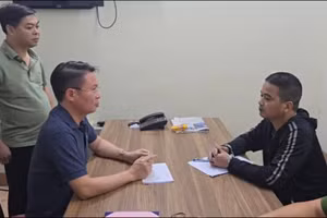 Thiếu tướng Nguyễn Minh Tuấn, Giám đốc Công an tỉnh Phú Thọ (ngồi bên trái) lấy lời khai đối tượng Vũ Phương Nhung (ảnh: Công an tỉnh Phú Thọ).