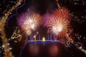 Tối 6/4, tại Sân khấu công viên Văn Lang, TP Việt Trì, diễn ra chương trình nghệ thuật đặc sắc với chủ đề “Về miền lễ hội”. Chương trình được dàn dựng công phu với sự tham gia của gần 100 nghệ sĩ, diễn viên.