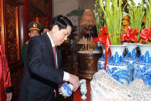 Chủ tịch nước Lương Cường dâng lễ vật tại Thượng cung.