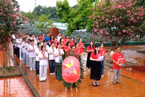 CB, GVNV và học sinh Trường THCS Vĩnh Lại dâng hương tưởng niệm tại Đài tưởng niệm liệt sĩ Vĩnh Lại.