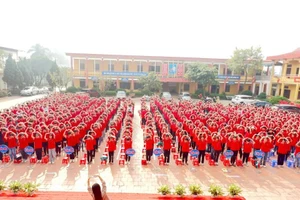 Cảnh quan sư phạm trường THCS Hùng Lô khang trang, sạch đẹp.