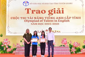 Ông Vũ Đình Hưng - Giám đốc Sở GD&ĐT tỉnh Tuyên Quang và đại diện Ban Giám khảo trao giải nhất cho 2 học sinh xuất sắc là em Tô Hương Giang (lớp 8D, trường THCS Lê Quý Đôn) và em Lê Hải Yến (lớp 11 Anh, trường THPT Chuyên Tuyên Quang).