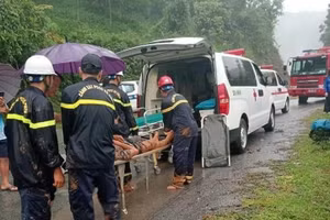 Nạn nhân được đưa ra khỏi hiện trường.