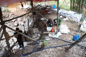 Lực lượng công an kiểm tra, khám nghiệm hiện trường (ảnh: Công an tỉnh Tuyên Quang).