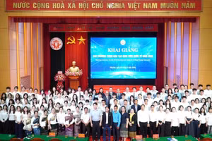 Các đại biểu và học sinh Trường Đại học Hùng Vương chụp ảnh lưu niệm.