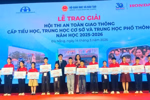 Ban Tổ chức trao giải Nhất cho các em học sinh.