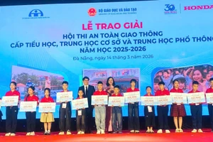 Ban Tổ chức trao giải Nhất cho các em học sinh.