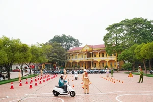 Học sinh thực hành sa hình tại Trường THPT Việt Trì.