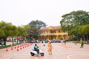 Học sinh thực hành sa hình tại Trường THPT Việt Trì.