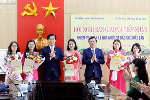 Lãnh đạo Sở VH, TT&DL tỉnh Phú Thọ và Sở KH&CN tỉnh Phú Thọ trao Quyết định và tặng hoa chúc mừng các cán bộ, công chức đến nhận công tác tại phòng Quản lý Báo chí xuất bản của Sở VH, TT&DL.
