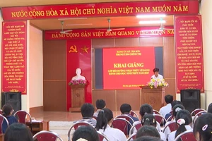 Quang cảnh buổi khai giảng lớp Bồi dưỡng nhận thức về Đảng cho học sinh THPT năm 2025.
