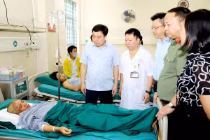 Quyền Bí thư Tỉnh ủy Hà Giang Nguyễn Mạnh Dũng thăm hỏi, động viên người bị nạn (ảnh: Văn Nghị).