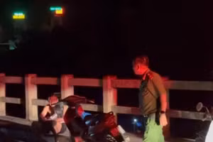 Lực lượng công an kiên trì thuyết phục người bố. Ảnh: Công an huyện Chiêm Hóa.