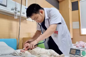 BSCKII Nguyễn Đức Hậu - Trưởng khoa Sơ sinh, Bệnh viện Sản Nhi tỉnh Phú Thọ thăm khám cho bệnh nhi.