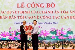Ông Ma Thế Hồng, Phó Bí thư Tỉnh ủy Tuyên Quang (bên phải) tặng hoa chúc mừng ông Nguyễn Minh Hùng được bổ nhiệm giữ chức vụ Chánh án TAND tỉnh Tuyên Quang (sau hợp nhất).