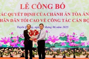 Ông Ma Thế Hồng, Phó Bí thư Tỉnh ủy Tuyên Quang (bên phải) tặng hoa chúc mừng ông Nguyễn Minh Hùng được bổ nhiệm giữ chức vụ Chánh án TAND tỉnh Tuyên Quang (sau hợp nhất).