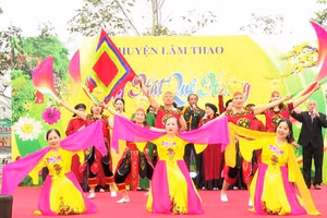 Các diễn viên đến từ huyện Lâm Thao (tỉnh Phú Thọ) biểu diễn tại Lễ hội Đền Hùng 2025.