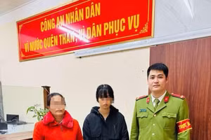 Công an phường Nông Tiến bàn giao chị H cho gia đình (ảnh: Công an tỉnh Tuyên Quang).