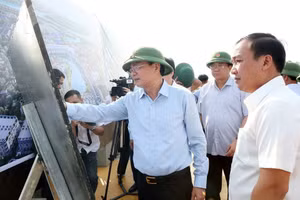 Đoàn công tác Thường trực Tỉnh ủy Phú Thọ kiểm tra dự án Khu đô thị và Tổ hợp văn hóa, thể thao tại xã Cẩm Khê.