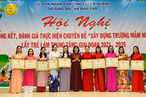 Sở GD&ĐT tỉnh Tuyên Quang trao tặng Giấy khen cho các trường.
