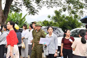 Đặng Hồng Nhung đi thi tại điểm Trường THPT Ỷ La (TP Tuyên Quang). (Ảnh: Huy Hoàng)