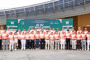 Đại biểu chụp ảnh cùng các golfer tham gia giải đấu (Ảnh: Ngọc Kiên).