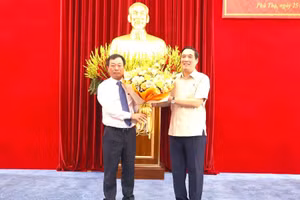 Ông Bùi Văn Quang, Phó Bí thư Tỉnh ủy, Chủ tịch UBND tỉnh Phú Thọ (trái) tặng hoa ông Bùi Minh Châu, Bí thư Tỉnh ủy Phú Thọ.