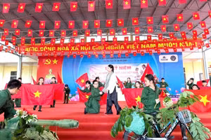 Trường Tiểu học Phong Châu tổ chức hoạt động trải nghiệm cho HS. 