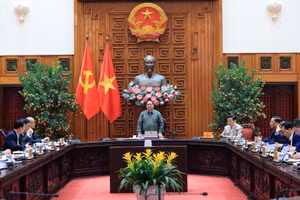 Thủ tướng Phạm Minh Chính chủ trì cuộc họp với các bộ, ngành Trung ương và tỉnh Phú Thọ về tình hình khắc phục hư hỏng công trình cầu sông Lô. (Ảnh: VGP/Nhật Bắc)