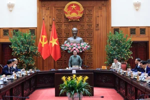 Thủ tướng Phạm Minh Chính chủ trì cuộc họp với các bộ, ngành Trung ương và tỉnh Phú Thọ về tình hình khắc phục hư hỏng công trình cầu sông Lô. (Ảnh: VGP/Nhật Bắc)