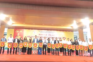 Ban Tổ chức trao cờ lưu niệm cho đại diện các đơn vị tham gia.