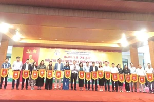 Ban Tổ chức trao cờ lưu niệm cho đại diện các đơn vị tham gia.