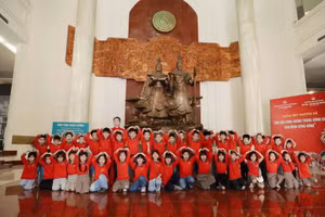 Cô và trò Trường Tiểu học Thọ Sơn chụp ảnh kỷ niệm sau giờ học lịch sử tại Bảo tàng Hùng Vương. 