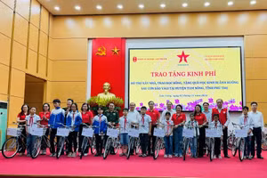 Trao tặng xe đạp cho các em học sinh ở huyện Tam Nông vượt khó vươn lên trong học tập.