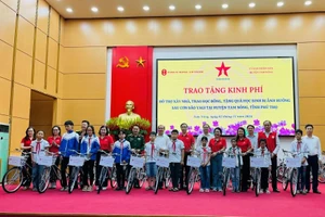 Trao tặng xe đạp cho các em học sinh ở huyện Tam Nông vượt khó vươn lên trong học tập.