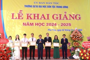 Bộ trưởng, Chủ nhiệm Ủy ban Dân tộc Hầu A Lềnh trao Bằng khen cho 1 tập thể, 5 cá nhân có thành tích xuất sắc.